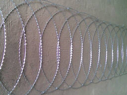 Плоское колючее ленточное заграждение